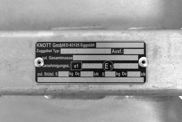 Cârlig sferic KNOTT KQ14-A+KZE7.5 pentru o remorcă de 750 kg cu bară de tractare în V